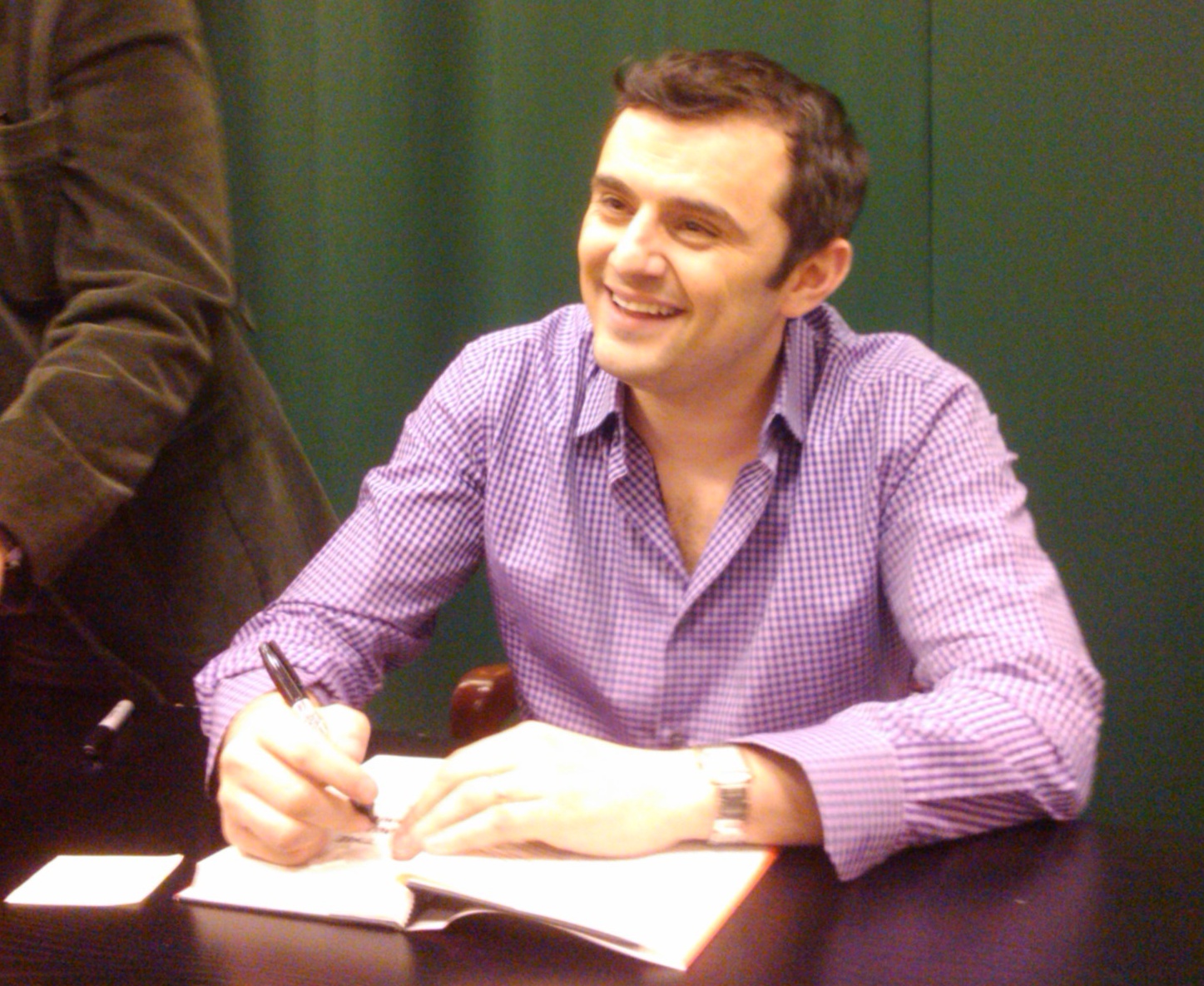 Gary Vaynerchuk signing his new book